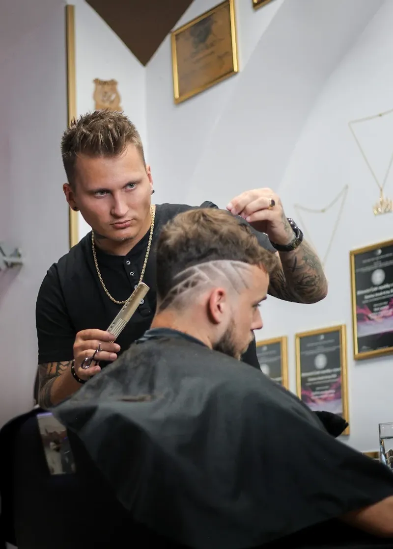 Barber Dominik Haišman při precizním střihu v Grand Barber Shop