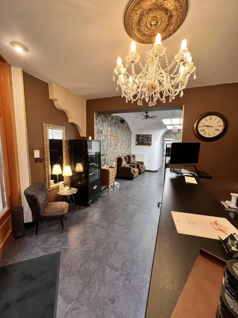 Luxusní interiér Grand Barber Shop – pohled na recepci a čekárnu