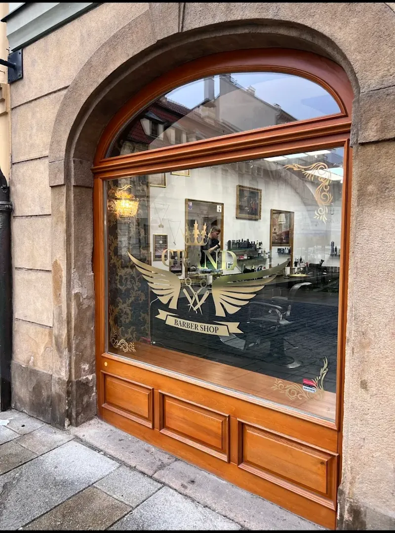 Vstup do Grand Barber Shop na Bezručově ulici v Plzni – pohled z ulice