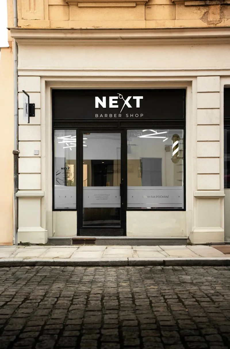 Vstup do pobočky Next Barber Shop Plzeň – pohled z ulice