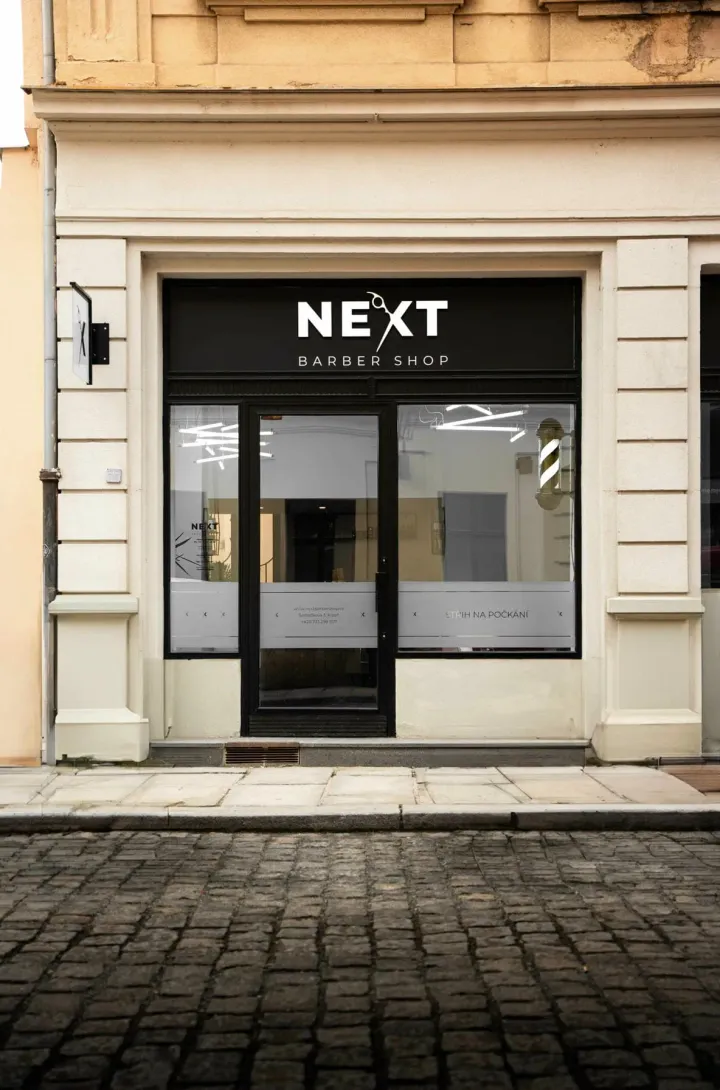 Next Barber Shop – vstup do pobočky ze Sedláčkovi ulice v Plzni