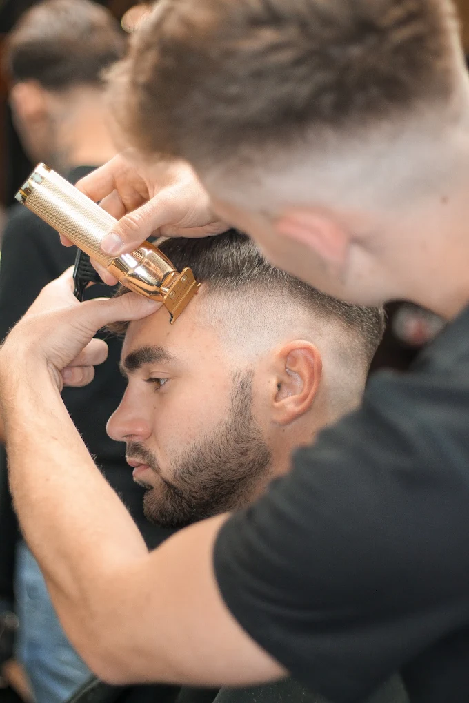 Finální styling vlasů – profesionální zakončení střihu