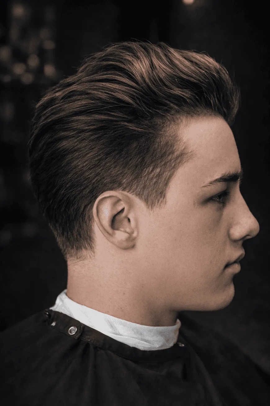 Precizní moderní pánský sestřih s plynulým přechodem (fade) v Grand Barber Shop Plzeň