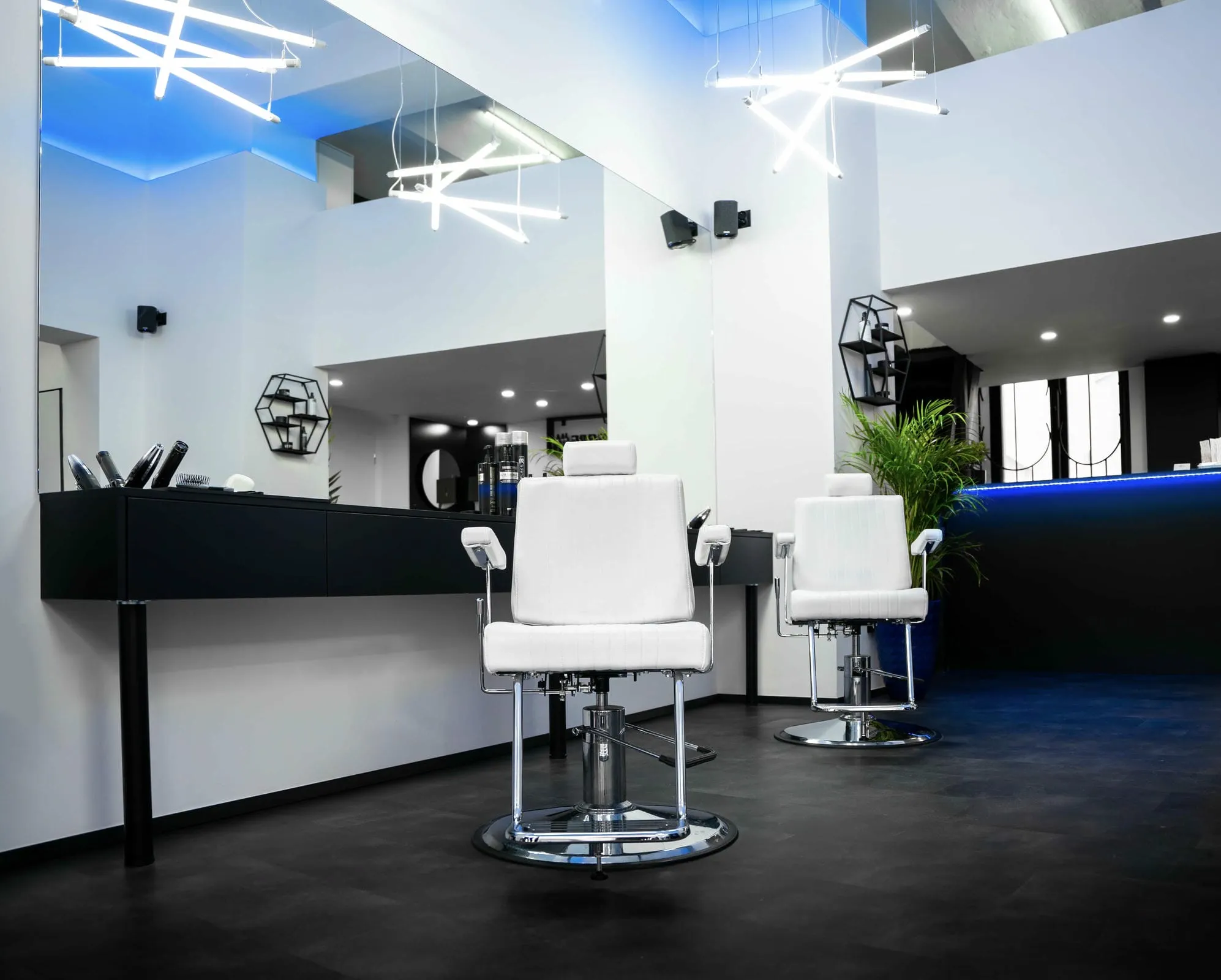 Minimalistický interiér Next Barber Shop Plzeň