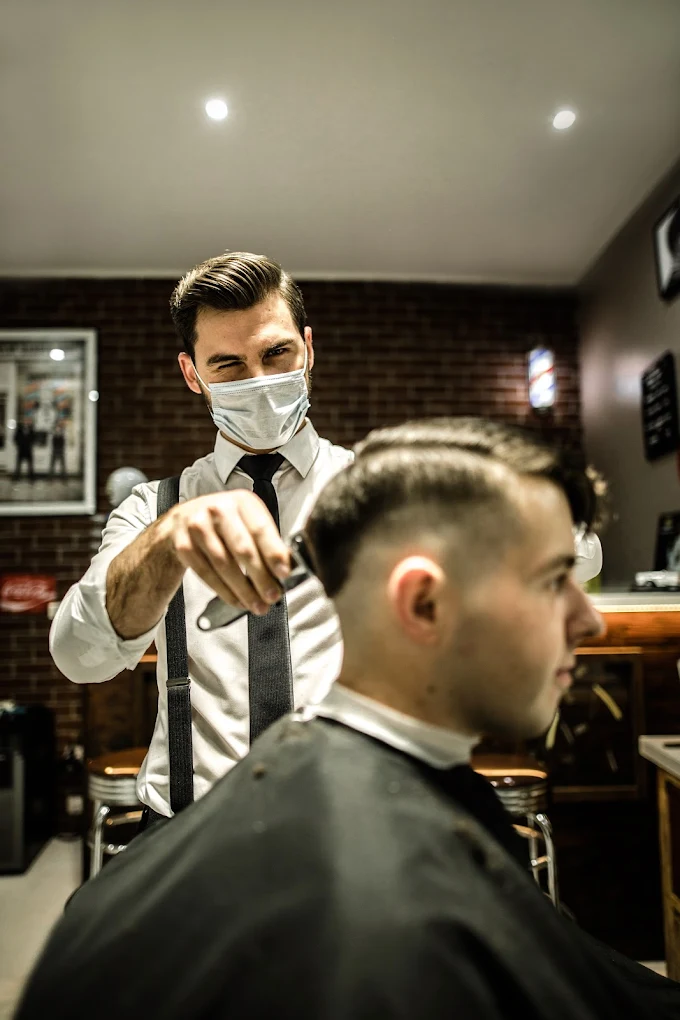 Barber při práci v Shelby Barber Shop Plzeň