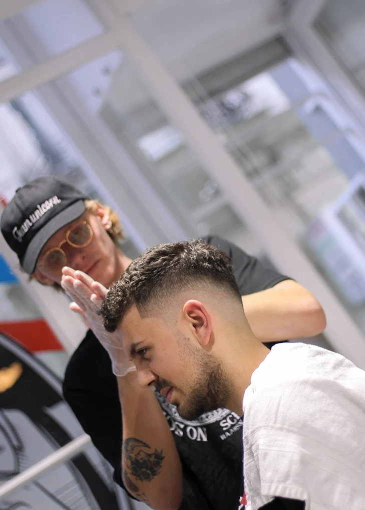 Detail precizního střihu – Shelby Barber Shop